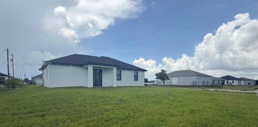 House in Lehigh Acres, Florida 3 bedrooms, 126.07 sq.m. № 1887795