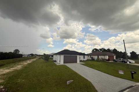 House in Lehigh Acres, Florida 3 bedrooms, 126.07 sq.m. № 1887795 - photo 12