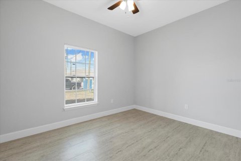 Immobilier commercial à vendre à Poinciana, Floride: 6 chambres, 242.29 m2 № 2280001 - photo 7