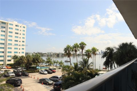Купить кондоминиум в Норт-Бей-Виллидж, Флорида 2 спальни, 104.98м2, № 1957811 - фото 5