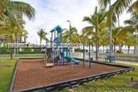 Condominio en alquiler en Miami, Florida, 2 dormitorios, 127 m2 № 2029990 - foto 29