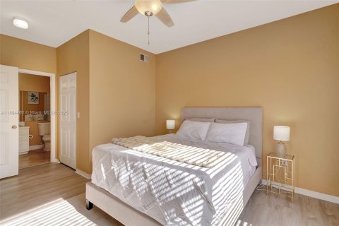 Condo in Fort Myers, Florida, 2 bedrooms  № 1949052 - photo 14