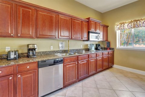 Condo in Fort Myers, Florida, 2 bedrooms  № 1949052 - photo 6