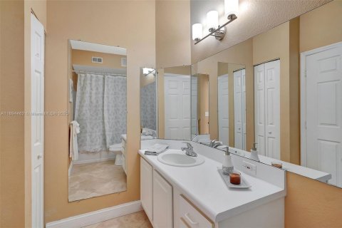 Condo in Fort Myers, Florida, 2 bedrooms  № 1949052 - photo 17
