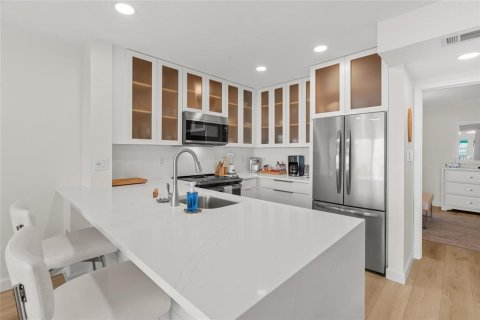Condo in Sarasota, Florida, 1 bedroom № 2101837 - photo 3