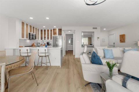 Condo in Sarasota, Florida, 1 bedroom № 2101837 - photo 13