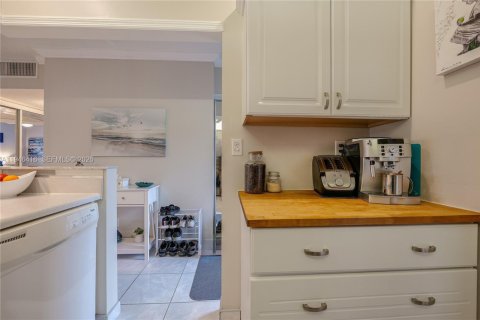 Купить кондоминиум в Лодердейл-Лейкс, Флорида 2 спальни, 87.7м2, № 2002760 - фото 11