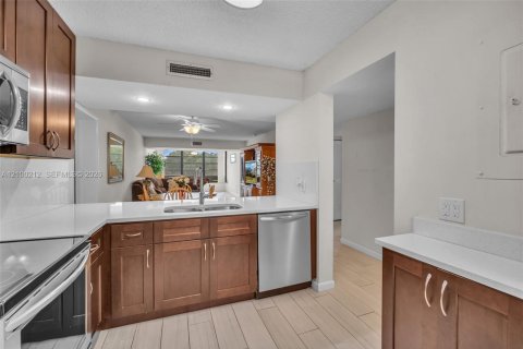 Copropriété à vendre à Davie, Floride: 2 chambres, 128.67 m2 № 2400764 - photo 3