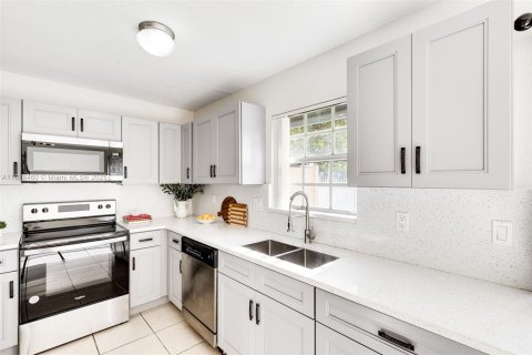 Townhouse in Miramar, Florida 3 bedrooms, 136.94 sq.m. № 1761656 - photo 21