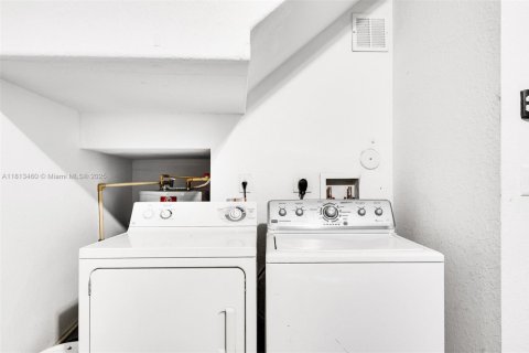 Townhouse in Miramar, Florida 3 bedrooms, 136.94 sq.m. № 1761656 - photo 14