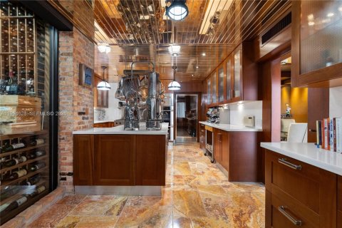 House in Miami, Florida 5 bedrooms, 435.25 sq.m. № 2255899 - photo 18