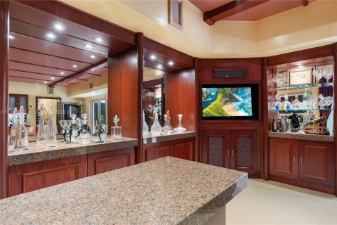 House in Miami, Florida 5 bedrooms, 435.25 sq.m. № 2255899 - photo 12