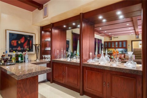 House in Miami, Florida 5 bedrooms, 435.25 sq.m. № 2255899 - photo 11