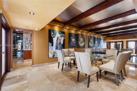 House in Miami, Florida 5 bedrooms, 435.25 sq.m. № 2255899 - photo 15