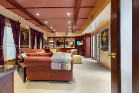 House in Miami, Florida 5 bedrooms, 435.25 sq.m. № 2255899 - photo 8