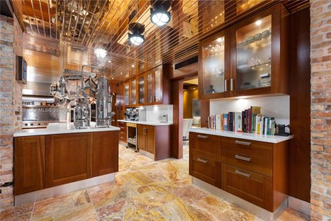 House in Miami, Florida 5 bedrooms, 435.25 sq.m. № 2255899 - photo 19