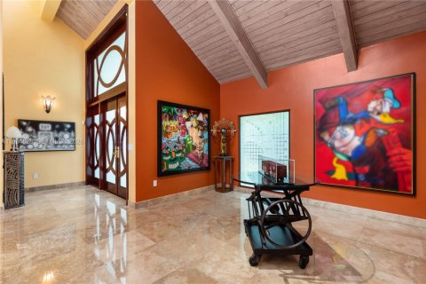 House in Miami, Florida 5 bedrooms, 435.25 sq.m. № 2255899 - photo 2