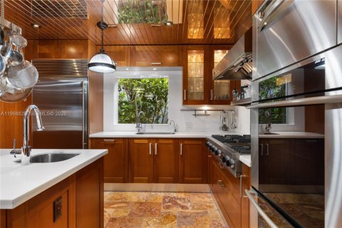 House in Miami, Florida 5 bedrooms, 435.25 sq.m. № 2255899 - photo 21