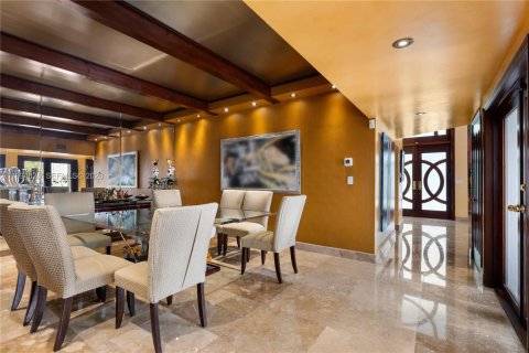 House in Miami, Florida 5 bedrooms, 435.25 sq.m. № 2255899 - photo 17