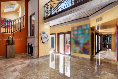 House in Miami, Florida 5 bedrooms, 435.25 sq.m. № 2255899 - photo 4