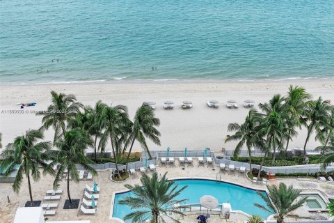 Copropriété à louer à Hollywood, Floride: 3 chambres, 243.68 m2 № 1752492 - photo 1