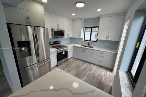 Propiedad comercial en venta en Hialeah, Florida, 84.91 m2 № 2020294 - foto 3