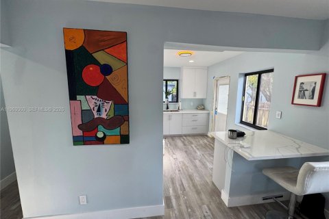 Propiedad comercial en venta en Hialeah, Florida, 84.91 m2 № 2020294 - foto 2