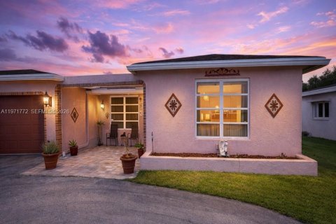 Villa ou maison à vendre à Sunrise, Floride: 3 chambres, 150.04 m2 № 2038584 - photo 2