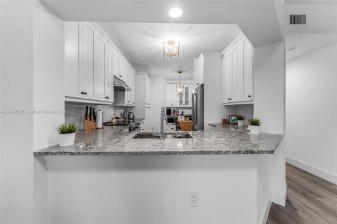 Condo in Doral, Florida, 3 bedrooms  № 1975022 - photo 12