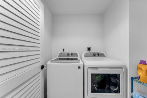 Condo in Doral, Florida, 3 bedrooms  № 1975022 - photo 13