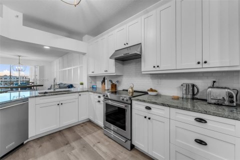 Condo in Doral, Florida, 3 bedrooms  № 1975022 - photo 10