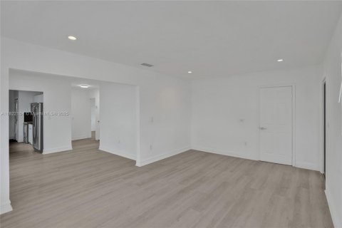 House in Hialeah, Florida 4 bedrooms № 1784195 - photo 7