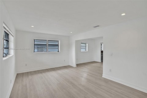 House in Hialeah, Florida 4 bedrooms № 1784195 - photo 4