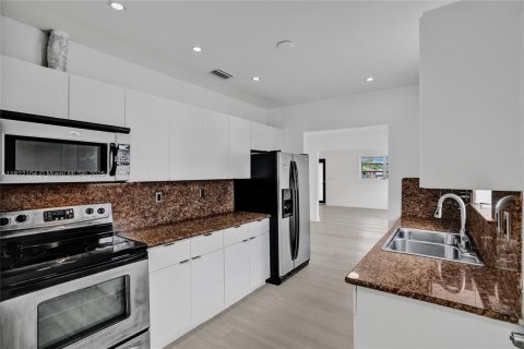 House in Hialeah, Florida 4 bedrooms № 1784195 - photo 13