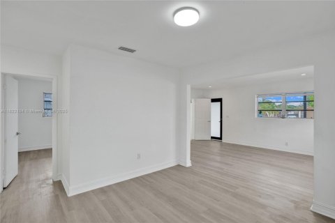 House in Hialeah, Florida 4 bedrooms № 1784195 - photo 16