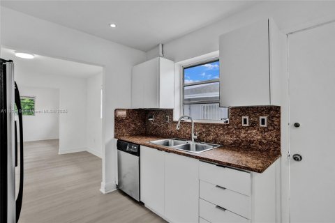 House in Hialeah, Florida 4 bedrooms № 1784195 - photo 14