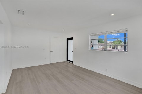House in Hialeah, Florida 4 bedrooms № 1784195 - photo 6