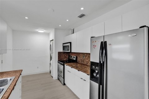 House in Hialeah, Florida 4 bedrooms № 1784195 - photo 11