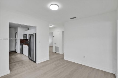 House in Hialeah, Florida 4 bedrooms № 1784195 - photo 9