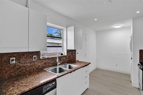 House in Hialeah, Florida 4 bedrooms № 1784195 - photo 10