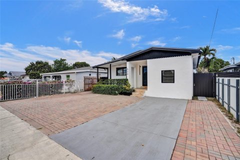 House in Hialeah, Florida 4 bedrooms № 1784195 - photo 3