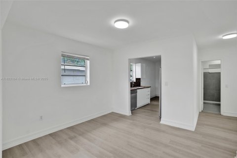 House in Hialeah, Florida 4 bedrooms № 1784195 - photo 8