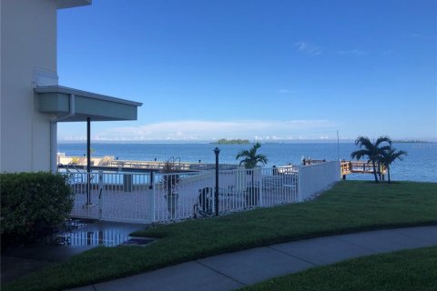 Condo à Dunedin, Floride, 2 chambres  № 2380581