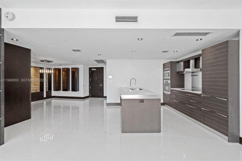 Купить кондоминиум в Майами, Флорида 2 спальни, 139.35м2, № 2186444 - фото 11