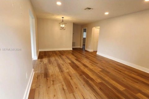 Снять в аренду виллу или дом в Холливуд, Флорида 3 спальни, 116.13м2, № 2050105 - фото 2