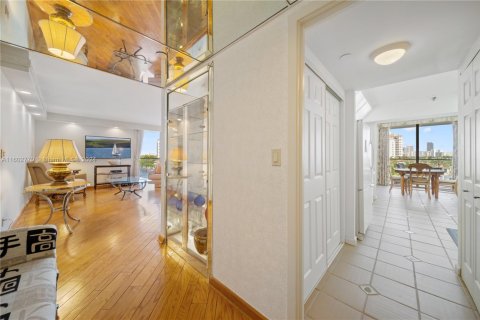 Condo in Aventura, Florida, 2 bedrooms  № 1811221 - photo 24
