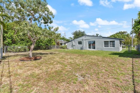 House in Hollywood, Florida 3 bedrooms, 101.08 sq.m. № 2015049 - photo 23