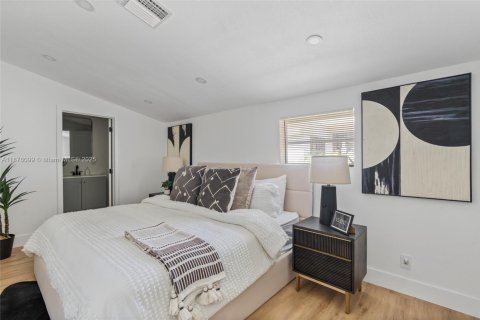 House in Hollywood, Florida 3 bedrooms, 101.08 sq.m. № 2015049 - photo 12