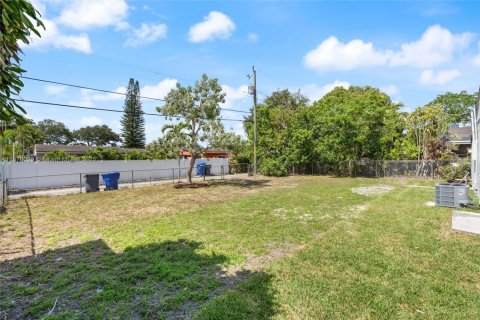 House in Hollywood, Florida 3 bedrooms, 101.08 sq.m. № 2015049 - photo 24