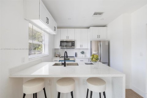 House in Hollywood, Florida 3 bedrooms, 101.08 sq.m. № 2015049 - photo 8